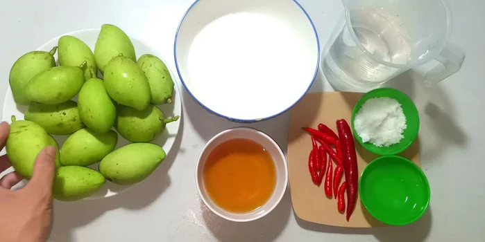 Prepare the mangoes: Choose mangoes that have just been picked for a crispier texture. Wash the mangoes thoroughly.