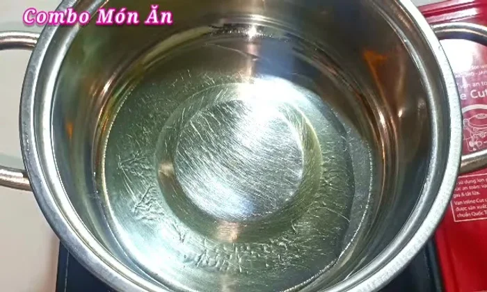 Fry the remaining aromatics: Heat cooking oil in a pan and fry the remaining pureed aromatics until fragrant.