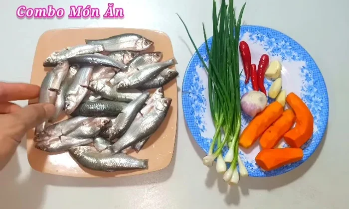 Clean the linh fish: Cut a line along the belly, squeeze out the intestines, wash, and drain.