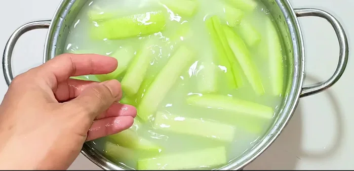 Soak the pumpkin pieces in rice water for about 6 hours to make them firm and clear. After soaking, wash the pumpkin pieces thoroughly (about four times).