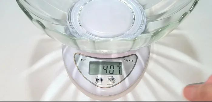 Mix the pumpkin pieces with 265g of sugar (half the weight of the pumpkin). Cover and let it sit for 8 hours, or until the sugar dissolves completely.