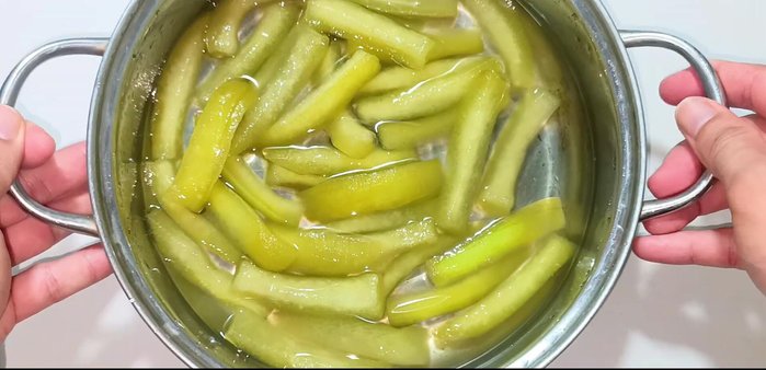 Drain the sugar water from the pumpkin pieces. In a non-stick pan, heat the sugar water over high heat until reduced. Add the pumpkin pieces and continue to stir occasionally over high heat until the sugar water reduces significantly.