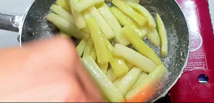 Reduce the heat to medium, then low, and continue to stir gently until the jam thickens and becomes dry. Add 1 tube of vanilla extract for fragrance.