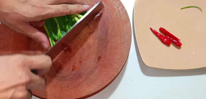 Cut green onions into small strips.