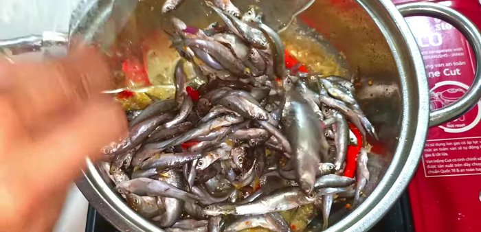 Add the marinated fish and stir-fry briefly.