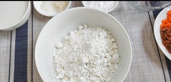 Mix the dry ingredients: In a large bowl, combine 200g rice flour and 2 tablespoons of tapioca starch. (60.879)