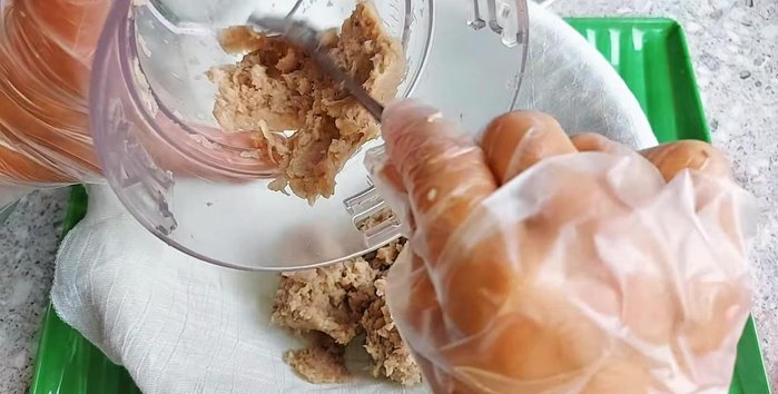 Squeeze the blended mushrooms again in a cloth bag to remove excess water.