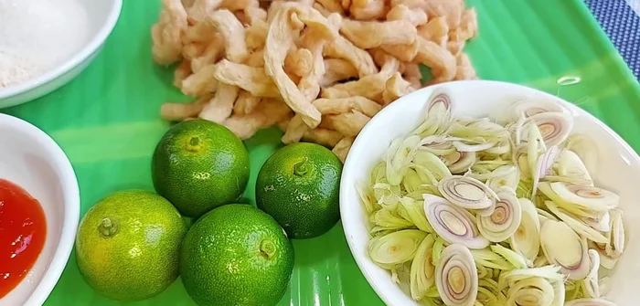Soak vegetarian fish balls in water until softened, then squeeze dry.