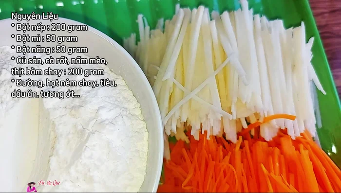 Prepare the dough: Divide the sticky rice flour into three parts. Mix one part with 100ml of water until dissolved. Cook this mixture in a non-stick pan over medium heat, stirring constantly until smooth and cooked.
