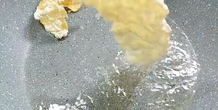 Fry the Huu Ki leaf: Cut the Huu Ki leaf into small pieces. Heat oil in a pan, then turn off the heat before adding the Huu Ki. Fry until it puffs up.
