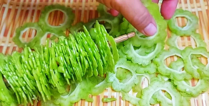 Season the hot pot: Add sugar, vegetarian seasoning, vegetarian fish sauce, green onion, and coriander to taste.