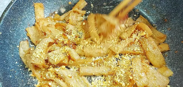 Add crushed roasted peanuts (109.119). Stir well (112.04).