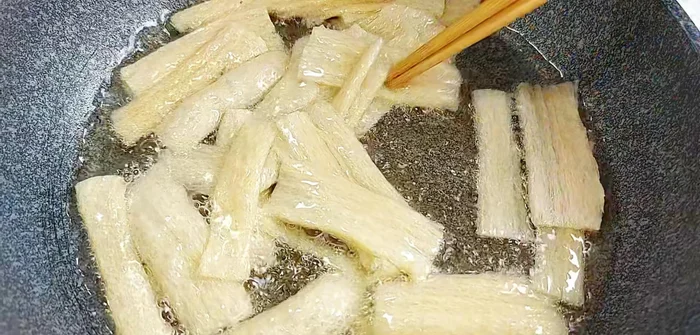 Fry shredded ribs in oil until golden brown (46.36). Set aside (48.64).