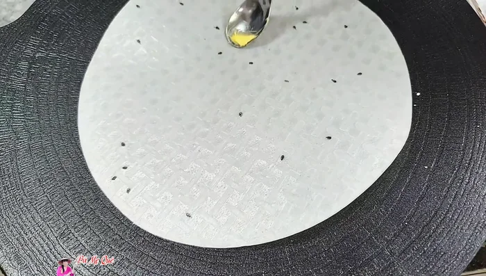 Grill rice paper on a gas stove using a stone cake until puffed. Spread peanut butter evenly.