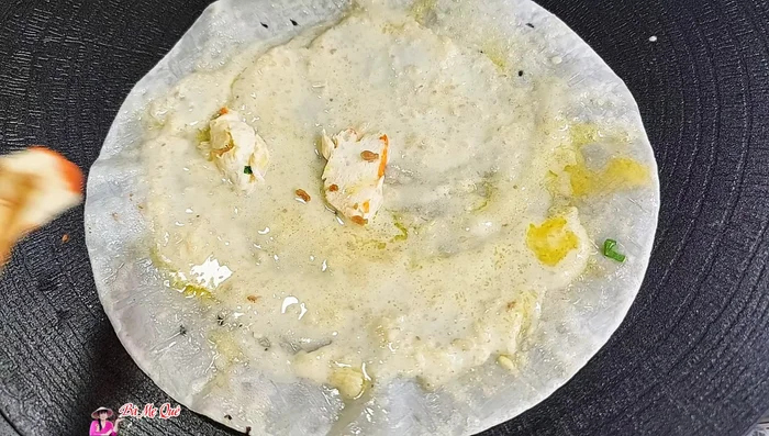 Spread crispy fried flour evenly on the rice paper. Arrange the filling, sprinkle with green onions (or cilantro), sweet corn, vegetarian minced meat, fried shallots, chili sauce, and mayonnaise. Add more or less depending on taste.