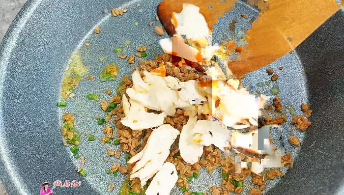 Prepare filling: Heat butter in a pan. Add green onions, softened vegetarian meat (or sausage), chopped shrimp, and sweet corn. Add water and stir-fry until corn is cooked. Add sugar and vegetarian seasoning. Stir until filling is dry.