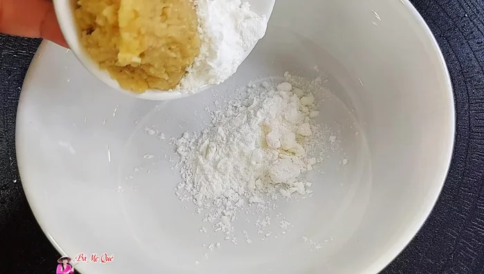 Prepare sauce: Puree cooked green beans with fried flour and coconut milk powder. Add water and stir until smooth and thick.