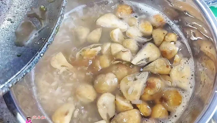 Add the stir-fried straw mushrooms to the porridge and cook for an additional 20 minutes. Season to taste.