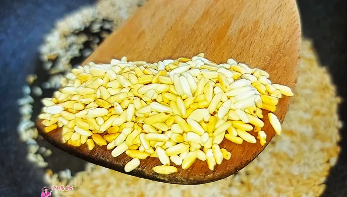 Wash the roasted rice again. Prepare a pot of boiling water and add the rice.