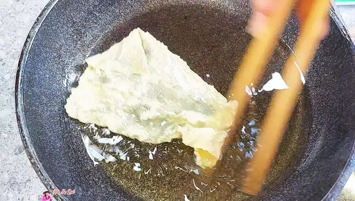 Rinse the dried tofu, drain, and fry until puffed and golden brown.