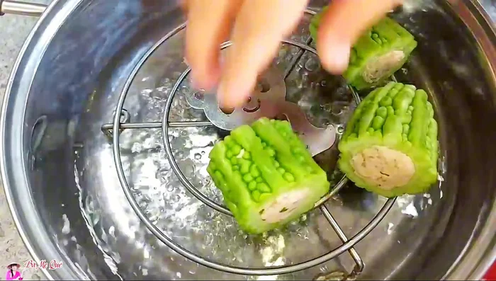 Prepare the bitter melon soup broth: Simmer broth with various vegetables (baby corn, etc.), sugar, vegetarian seasoning, and coriander root for 20 minutes.