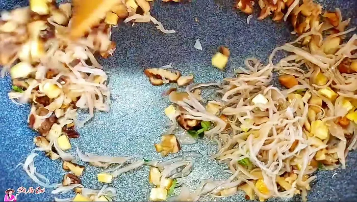 Prepare the spring roll filling: Stir-fry chopped wood ear mushrooms, shiitake mushrooms, tofu, sugar, vegetarian seasoning, and pepper until dry. Add cilantro and roasted peanuts.