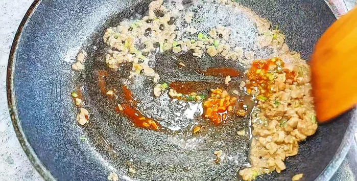 Soak dried vegetarian minced meat in water for 15-20 minutes before using.