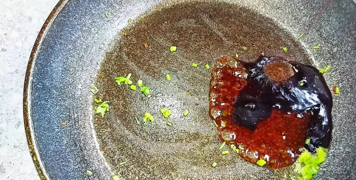 Prepare the sauce: Saute until fragrant, then add vegetarian oyster sauce, soy sauce, chili sauce, and water. Adjust to taste. Boil and season with sugar, vegetarian seasoning, and pepper.