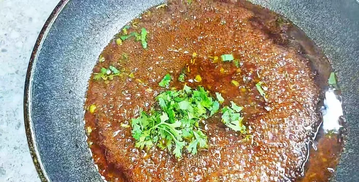 Add chopped cilantro and coriander to the sauce, mix well.
