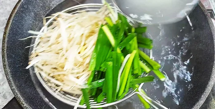 Blanch bean sprouts and chives.