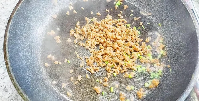 Stir-fry vegetarian minced meat with some stems until fragrant. Add seasoning water (sugar, vegetarian seasoning, chili sauce).