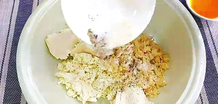 Squeeze the white tofu to remove excess water. Cut into small pieces.