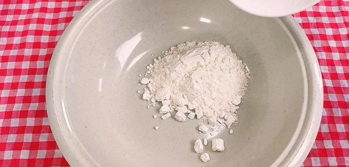 Mix 40g of fried flour, 20g of rice flour, water, vegetarian seasoning, turmeric powder, and sesame seeds until a smooth batter forms. (64.559)