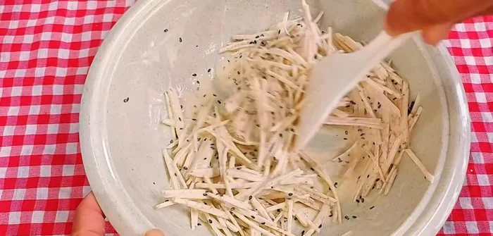 Add the shredded taro and vegetarian shrimp to the batter and stir well. (91)