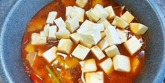Add the coconut tubers to the sauce. Cook for 15-20 minutes until the sauce thickens and the tubers are cooked.