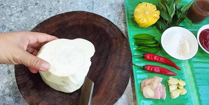 Prepare the coconut tubers by cutting them into squares. You can also cut them thinly or into strips.