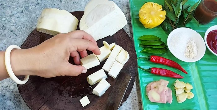 Prepare the pineapple: You can squeeze the juice or cut it into pieces.
