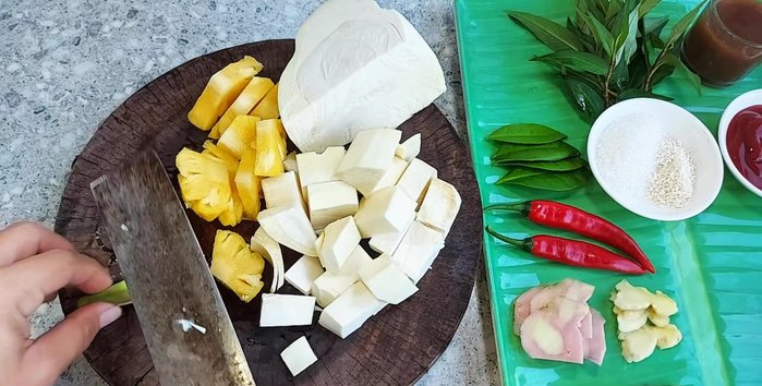 Crush the lemongrass, slice the ginger and galangal, and finely chop the chili.
