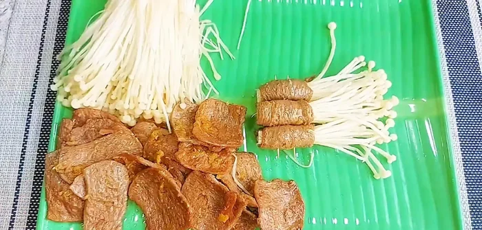 Grill the rolls on a gas stove with a stone pan, charcoal stove, or in an air fryer for about 3 minutes on medium heat until the mushrooms are cooked and the beef is fragrant.