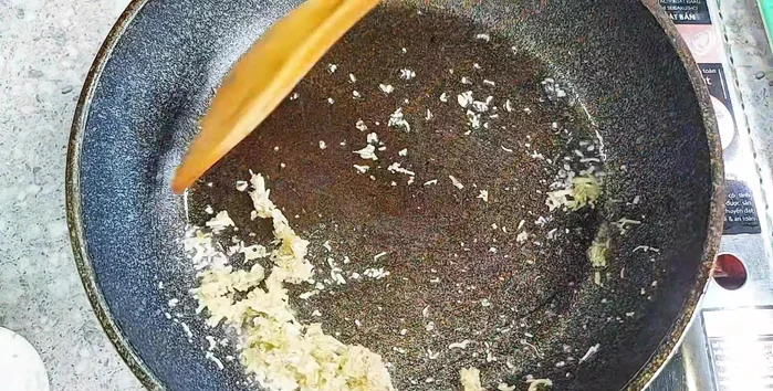 Sauté lemongrass and stir-fry the vegetarian beef and white tofu (cut into bite-sized pieces) for 2-3 minutes.