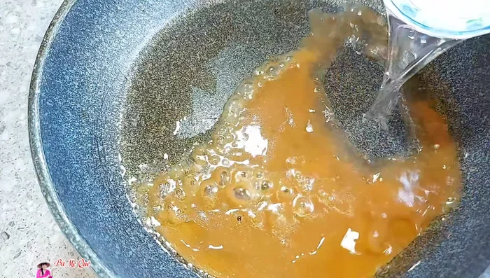 Prepare tamarind sauce: Heat cooking oil, add tamarind juice, water, sugar, vegetarian seasoning powder, vegetarian fish sauce, and chili sauce (optional). Cook until thickened.