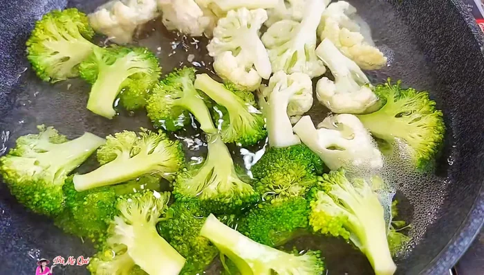 Blanch broccoli in boiling water for 30 seconds.