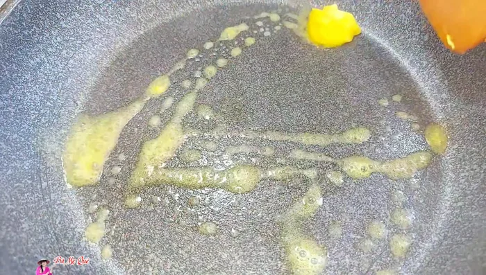 Stir-fry mushrooms with butter until fragrant.
