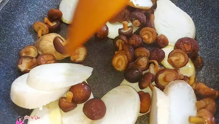 Season mushrooms with sugar, vegetarian seasoning powder, and soy sauce. Add water and stir until the mushrooms absorb the seasoning and dry.
