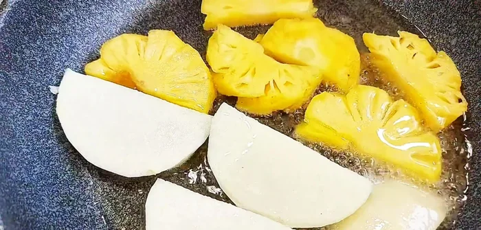 Prepare the cassava and pineapple: Fry 100g of pineapple and 100g of cassava until golden brown. Let cool, then slice into similarly sized pieces. (97.96)