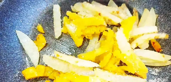 Prepare the sugar mixture: Mix sliced cassava and pineapple with 1 tablespoon of sugar (adjust based on pineapple sweetness). Let sit for 1 hour to dissolve sugar. (114.84)