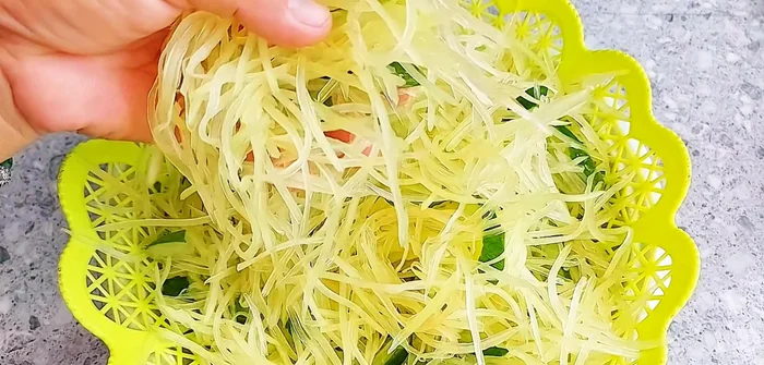 Prepare the papaya: Wash the soaked papaya 4-5 times, squeeze gently, and dry in the sun for 1-2 hours until shriveled. (128.28)