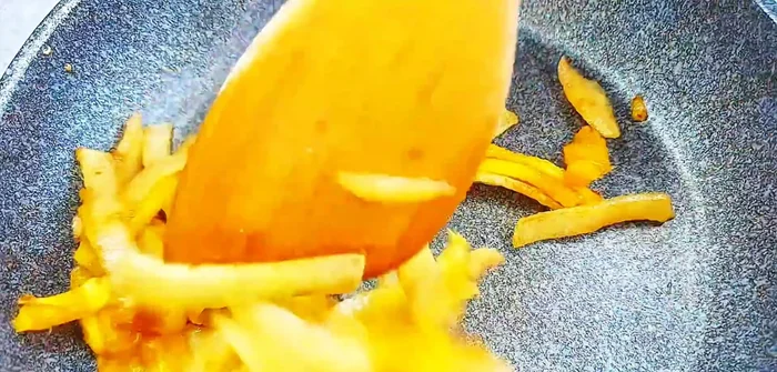 Cook the sugar mixture: Simmer the cassava and pineapple mixture until golden and fragrant. (154.04)