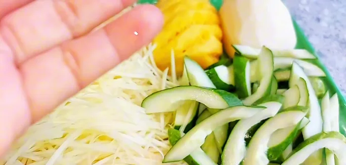 Prepare the papaya and cucumber: Slice cucumbers (about 200g), removing seeds. Mix 1 tablespoon of salt into 1 liter of water. Soak papaya and cucumber in the salted water for 1 hour. (66.119)