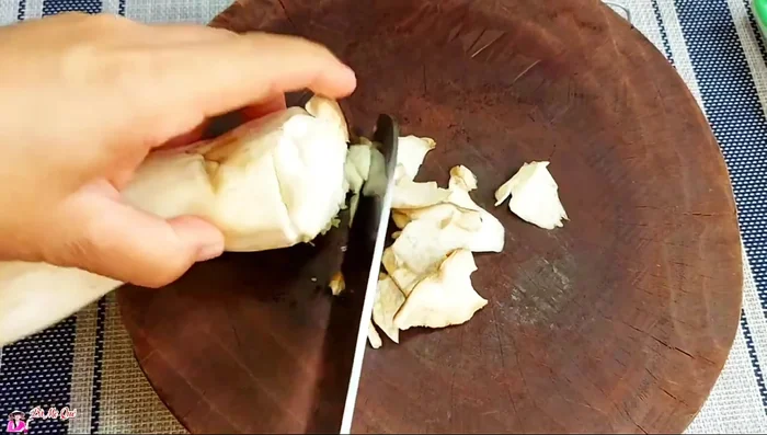 Cut off the black head of the oyster mushrooms and cut them into small pieces.